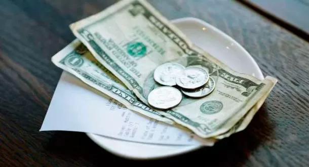 ¿Dime a que país viajas y te diré cuanta propina debes dejar?