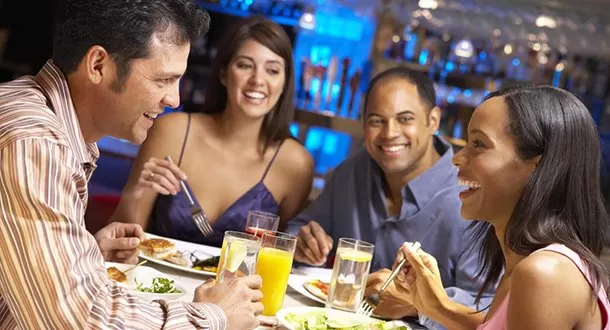 Si vas a viajar, aprende cómo hay que comer en cada país