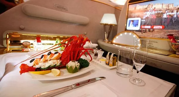 Gastronomía en las nubes: ¿En qué aerolínea se come mejor?
