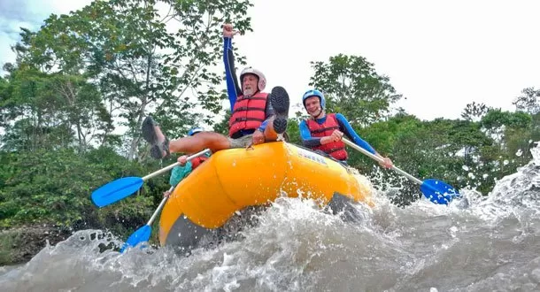 Disfrutando del rafting emocionante en el Amazonas