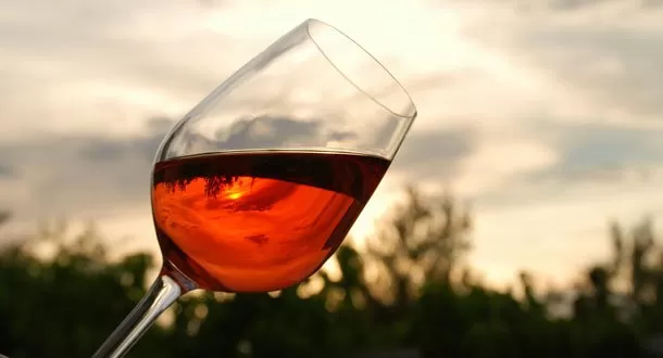 Vinos estadounidenses reciben demanda por elevado nivel de arsénico