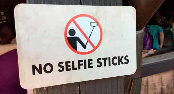 Disney prohíbe en todos sus parques de atracciones los palos de ‘selfie’