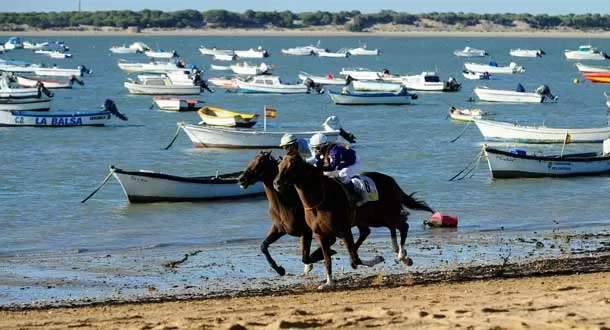 170 veranos galopando en las playas gaditanas de Sanlúcar de Barrameda
