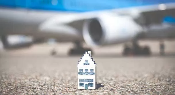 KLM cumple 96 años y presenta su casita de Delft del héroe naval holandés Hendrick Hamel