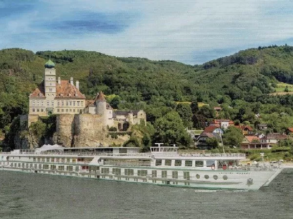 CRISTAL CRUISES CELEBRA SUS BODAS DE PLATA