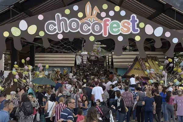 Mais de 10 mil pessoas no primeiro Desfile do Chocofest 2019