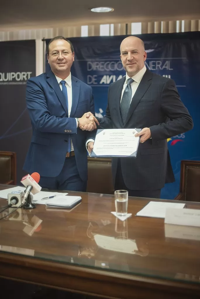 El aeropuerto de Quito es el primero del país en obtener categoría II en el sistema de aterrizaje instrumental en condiciones de  baja visibilidad.