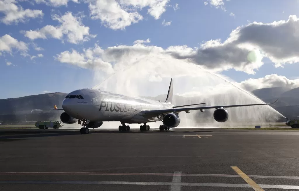 Nuevo avión A340-600 de Plus Ultra vuela la ruta Quito-Guayaquil-Madrid