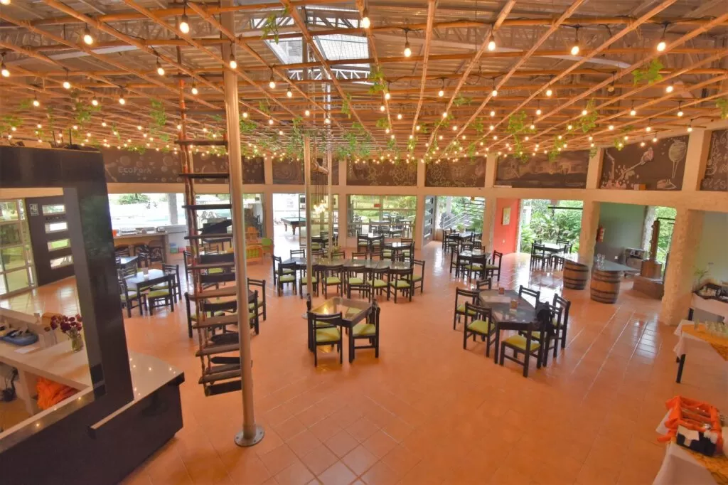 RESTAURANTES “ABIERTOS” EN BAÑOS Y PUYO -ECUADOR