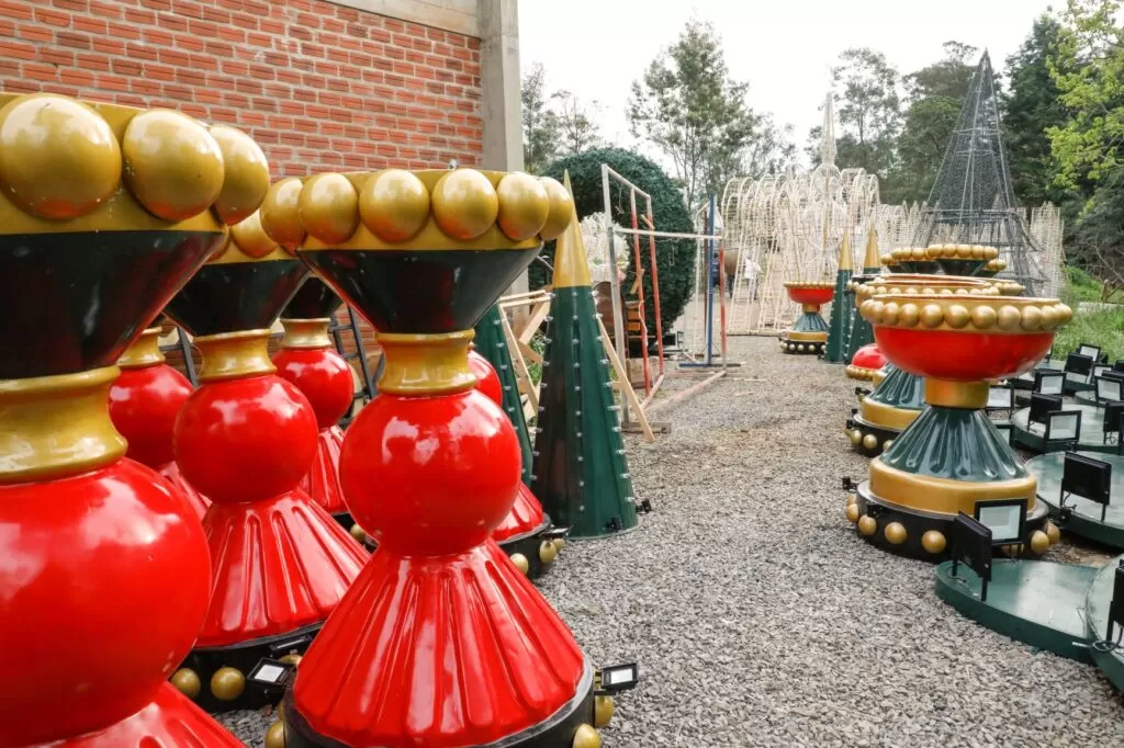 Montaje de la decoración del 35 Natal Luz en la recta final y comenzará a ganar las calles de Gramado