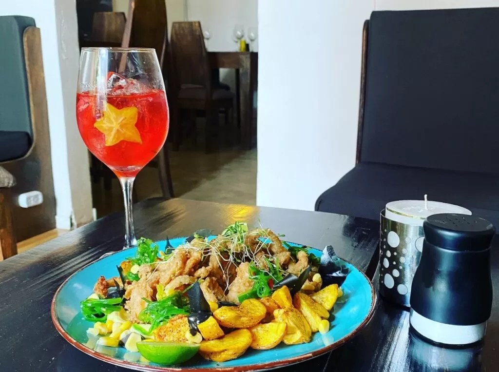 Deleita tu paladar de la cocina sudamericana y disfruta del arte colonial en Zudaka restaurante