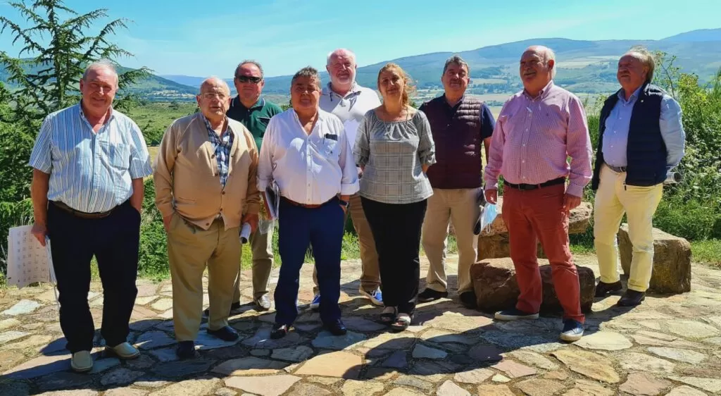La Cofradía de los Cocidos de Cantabria promociona la olla ferroviaria.