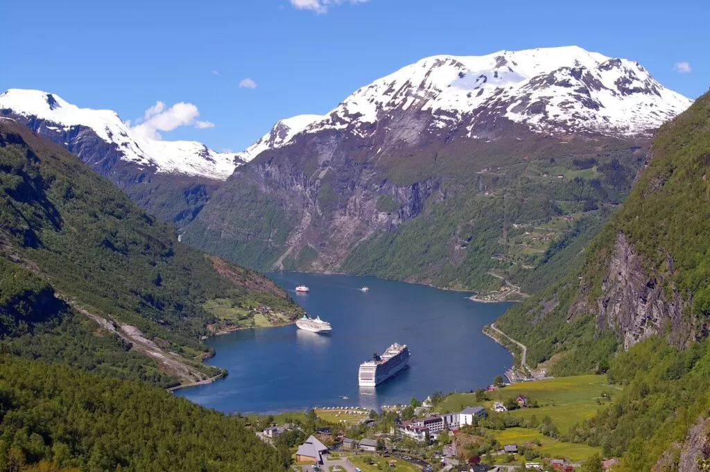 10 VIAJES EXCITANTES Y 20 HOTELES RELAJANTES