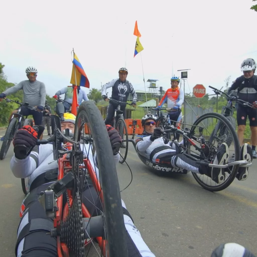 Catorce años en silla de ruedas y pedalea por un Ecuador de turismo accesible