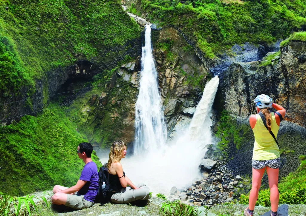 «NOVIAS», «MADRES VOLCÁNICAS» Y EL «DIABLO» SE CONJUGAN EN BAÑOS DE AGUA SANTA – ECUADOR