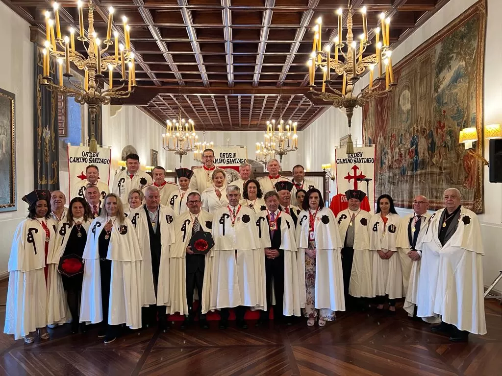 El XXVI Capítulo Extraordinario se celebra con el nombramiento por primera vez en su historia de más Damas que Caballeros, alcanzando la cifra de 1.405 miembros.