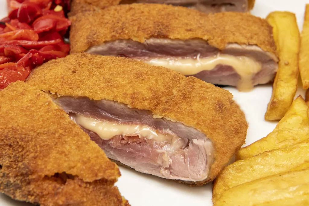 EL II MES DEL CACHOPO RECORRE LA GEOGRAFÍA ESPAÑOLA A TRAVÉS DEL PLATO ASTURIANO MÁS POPULAR DEL SIGLO XXI