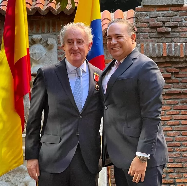 El cántabro Tomás Cobo recibe la Orden Nacional al  Mérito de Colombia