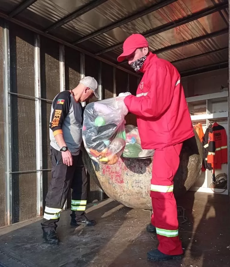 Festuris doa materiais à Associação Força Tarefa Serra Gaúcha