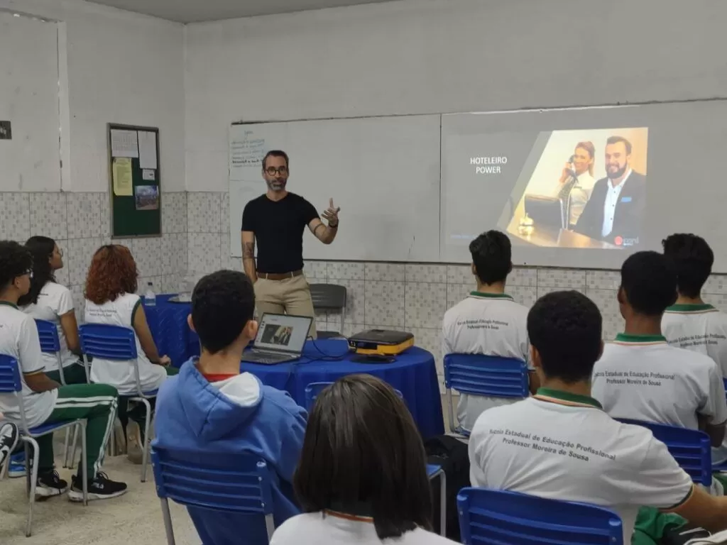 Gerente do Nord Luxxor em Juazeiro do Norte faz palestra em escola no Dia do Hoteleiro
