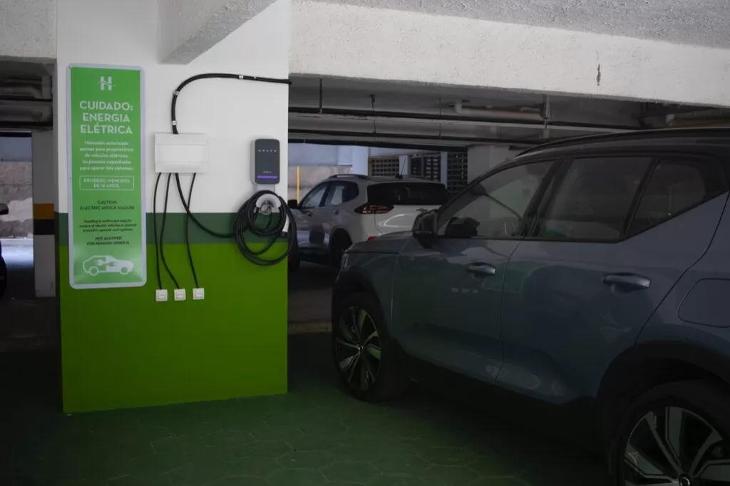 Hardman Praia Hotel instala estação de carregamento para veículos elétricos
