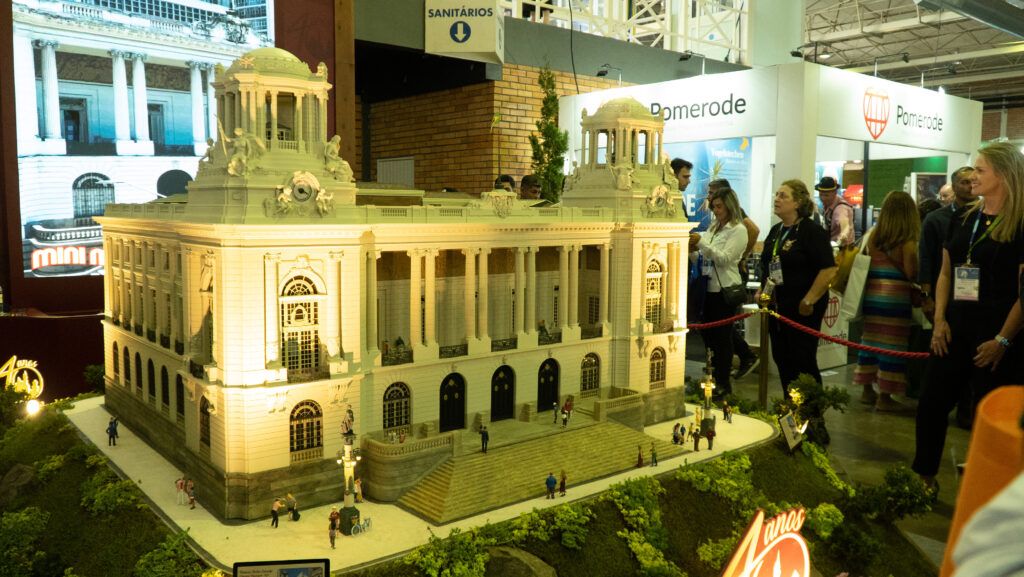 Mini Mundo realiza prelanzamiento de su 40 aniversario y presenta nueva réplica en Festuris
