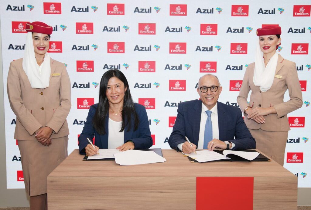 Emirates y Azul amplían colaboración en programas de fidelización