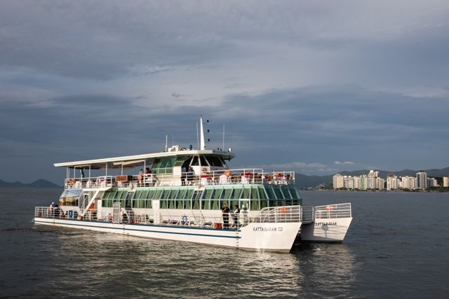 El catamarán Floripa lleva a los turistas a descubrir la histórica ciudad de Ratones Grandes