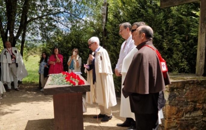 Nuevos Caballeros y Damas de la Orden del Camino de Santiago visitan Melide-España y plantan un árbol en el Parque de los Peregrinos