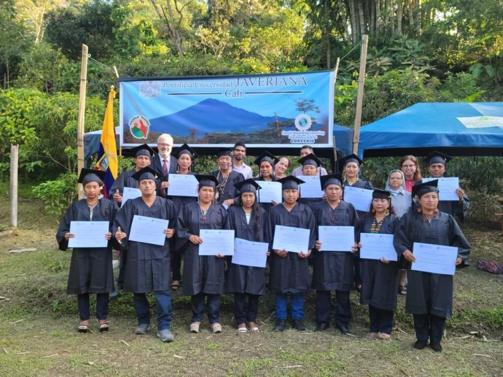 ECUADOR: GRADUACIÓN DE 15 JOVENES KICHWA Y WAORANI EN ECOTURISMO COMUNITARIO