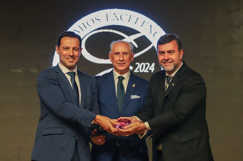 Fitur: Embratur recibe trofeo Silvia Zorzanello