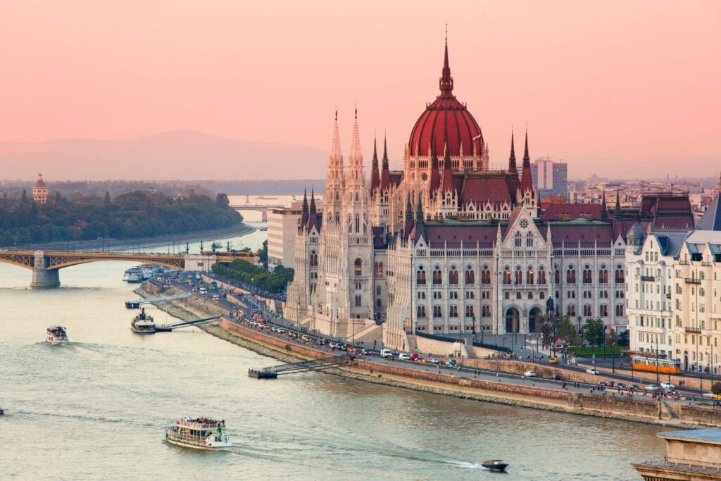 Budapest: La Perla del Danubio Resplandece en 2025