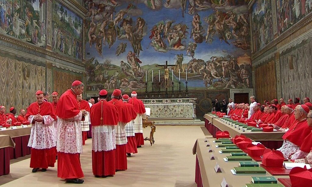 Decenas de miles de personas acuden a Roma para la crucial elección papal