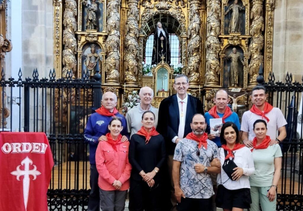 Llegan peregrinos de Puebla – México a Santiago de Compostela y son recibidos por el Gran Mestre de la Orden del Camino de Santiago