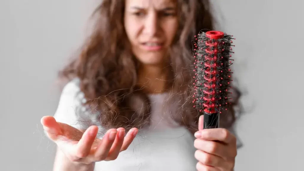 Caída del cabello obliga a reforzar rutinas de limpieza en el hogar