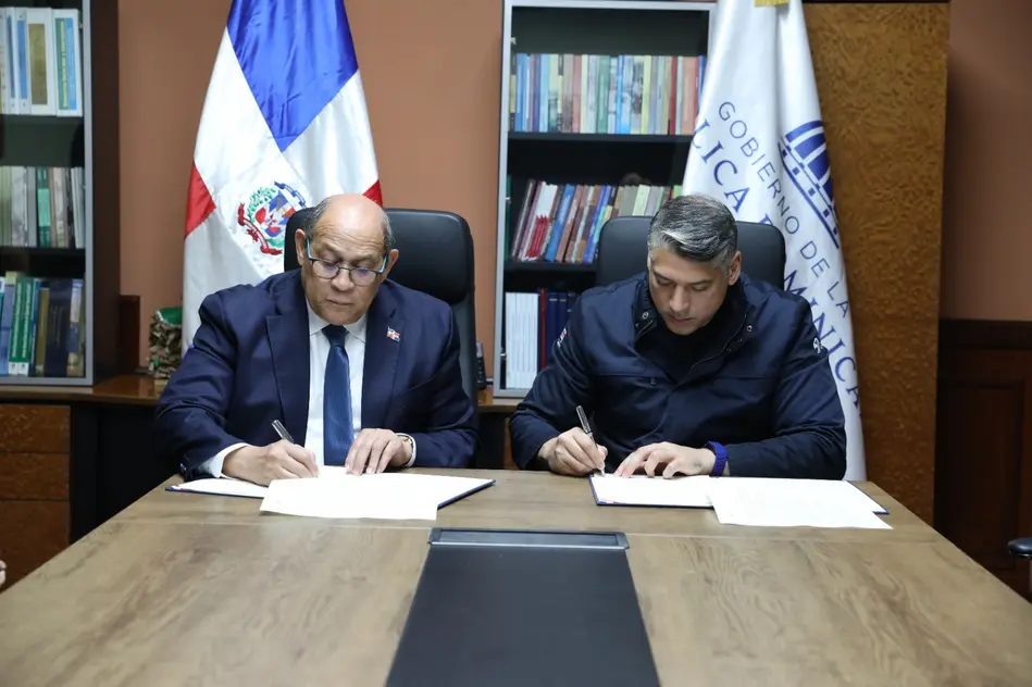 MESCyT y Arajet impulsarán formación para la industria aeronáutica