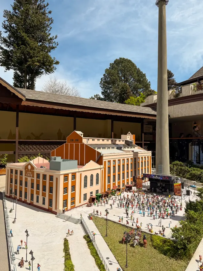 Usina do Gasômetro ganha destaque em miniatura no Mini Mundo