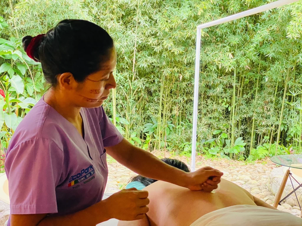 Bajo la mirada atenta de la selva, manos sabias despiertan la energía dormida del viajero.
