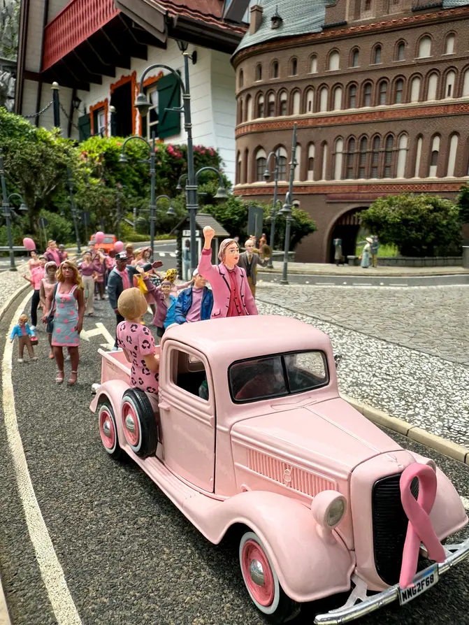 Mini Mundo em Gramado recebe atrações da Oktoberfest e Outubro Rosa