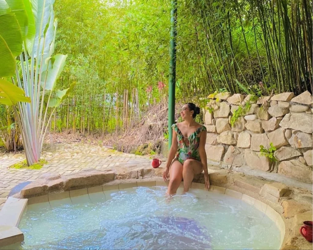 En el umbral del hidromasaje, reflejo de la paz amazónica.